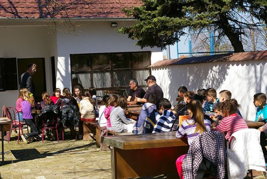 Arheo amateri Srbije u poseti deci iz Srpske Crnje