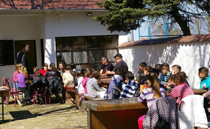 Arheo amateri Srbije u poseti deci iz Srpske Crnje