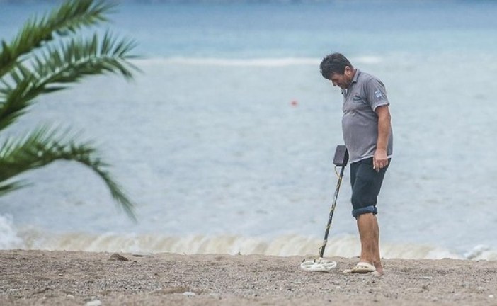 Neobičan posao:U pesku plaža traži novac i zlato