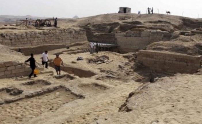 Otkrivena peta statua Tutankamonovog dede