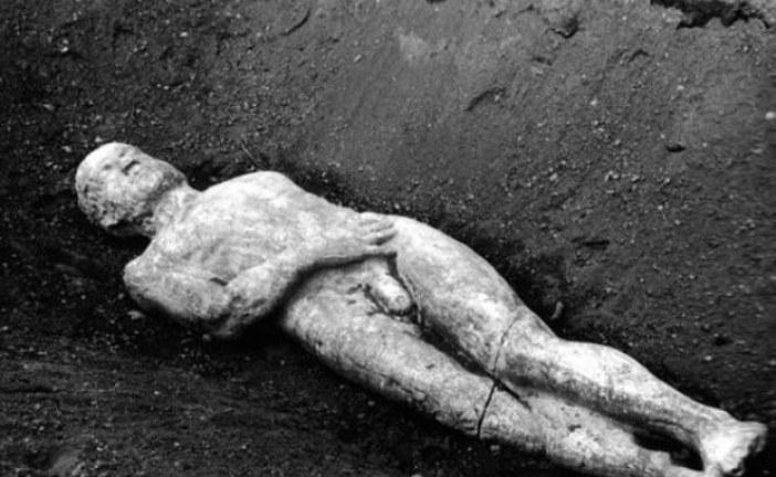 Arheološka misterija olovnog kovčega teškog pola tone