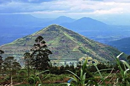 Da li se na ovoj padini skriva najstarija svetska piramida izgrađena pre 20.000 godina?(VIDEO)