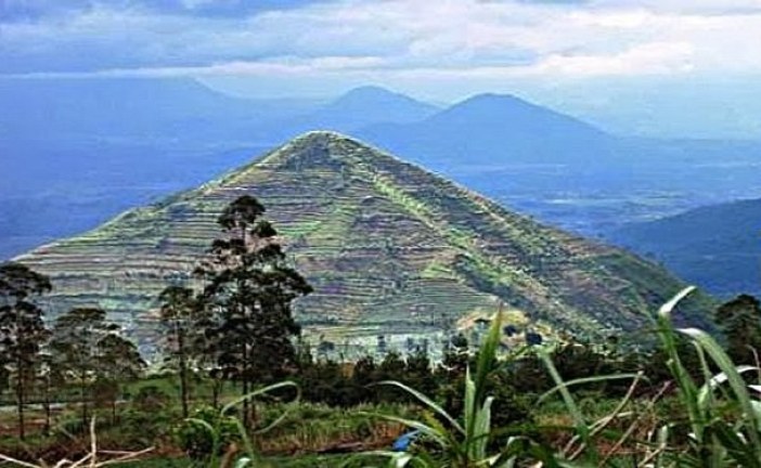 Da li se na ovoj padini skriva najstarija svetska piramida izgrađena pre 20.000 godina?(VIDEO)