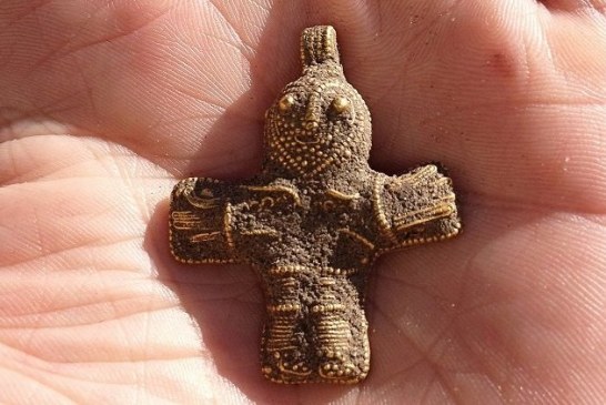 Drevni krst, koji je pronašao arheolog-amater, mogao bi da promeni hrišćansku istoriju Danske