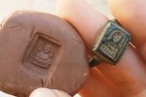 Okopavao baštu pa našao hrišćanski prsten star 700 godina – VIDEO