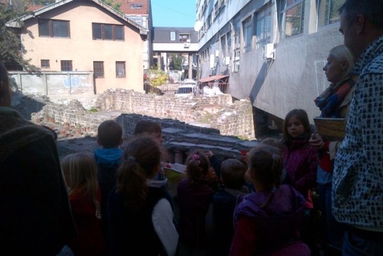 Deca iz obdaništa posetila arheološko nalazište „Rimske terme“ u Čačku